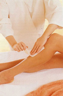 Epilation des jambes  la cire chaude